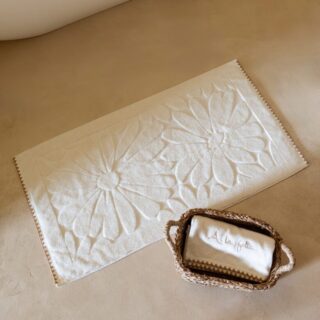 imgi_78_1737180170-tapis-de-bain-coton-bio-a-la-folie-ivoire.jpg