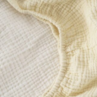 imgi_80_1740462703-drap-housse-reversible-gaze-de-coton-infini-ii-blanc-et-jaune-pale-768x768.jpg