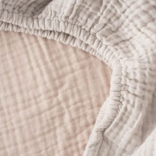 imgi_83_1741183063-drap-housse-reversible-gaze-de-coton-infini-ii-rose-poudre-et-beige-clair-768x768.jpg